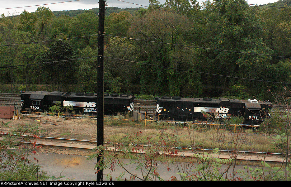 NS SD40-2 #3202 and NS GP38-2 #5171